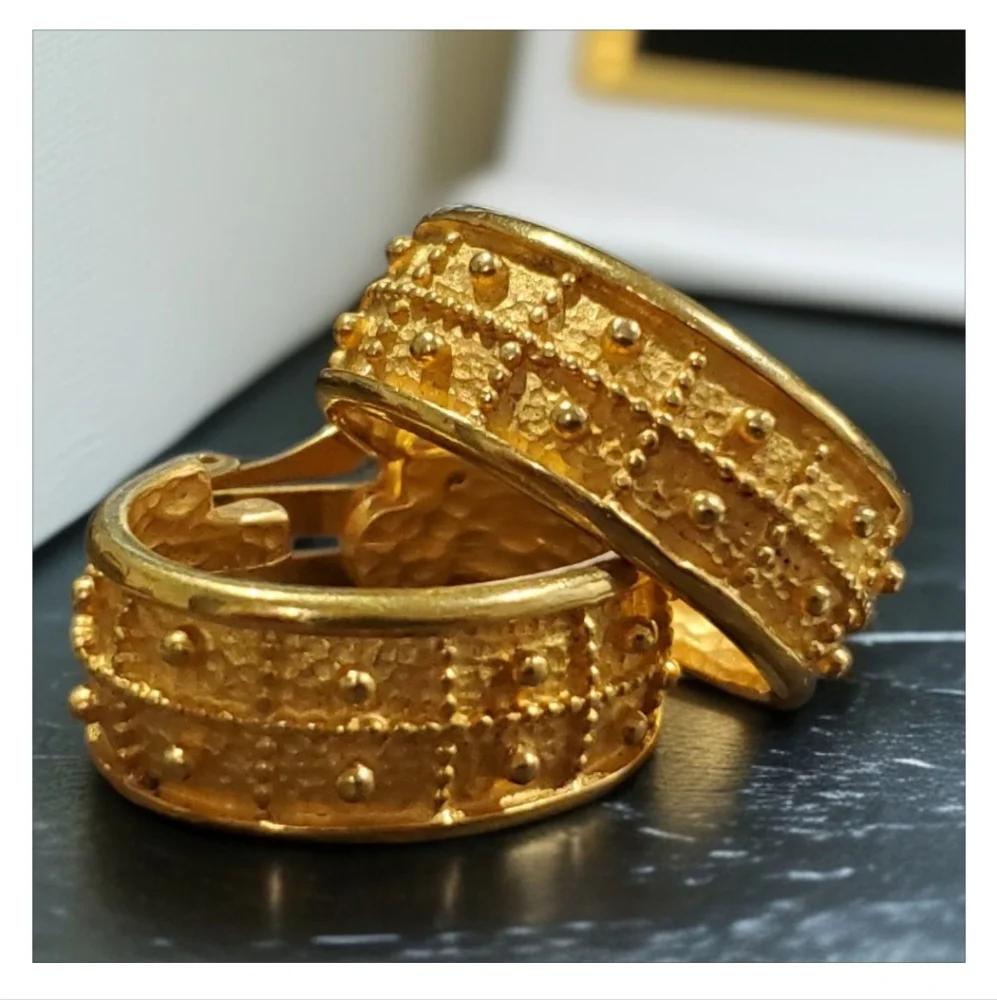 LESLIE BLOCK Vintage 1980's Gold Plated Hammered Bead Hoop Clip-on Earrings - Picture 3 of 5